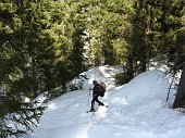 21 Discesa fuori pista fra i boschi